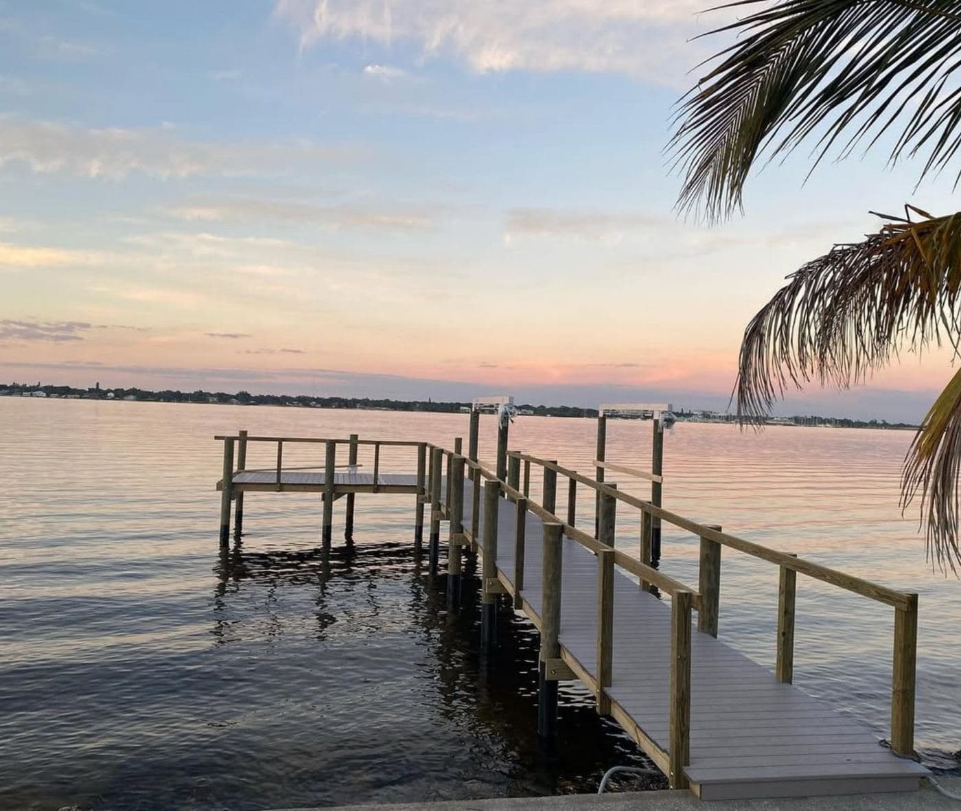 Muelle construido por Mariner al atardecer