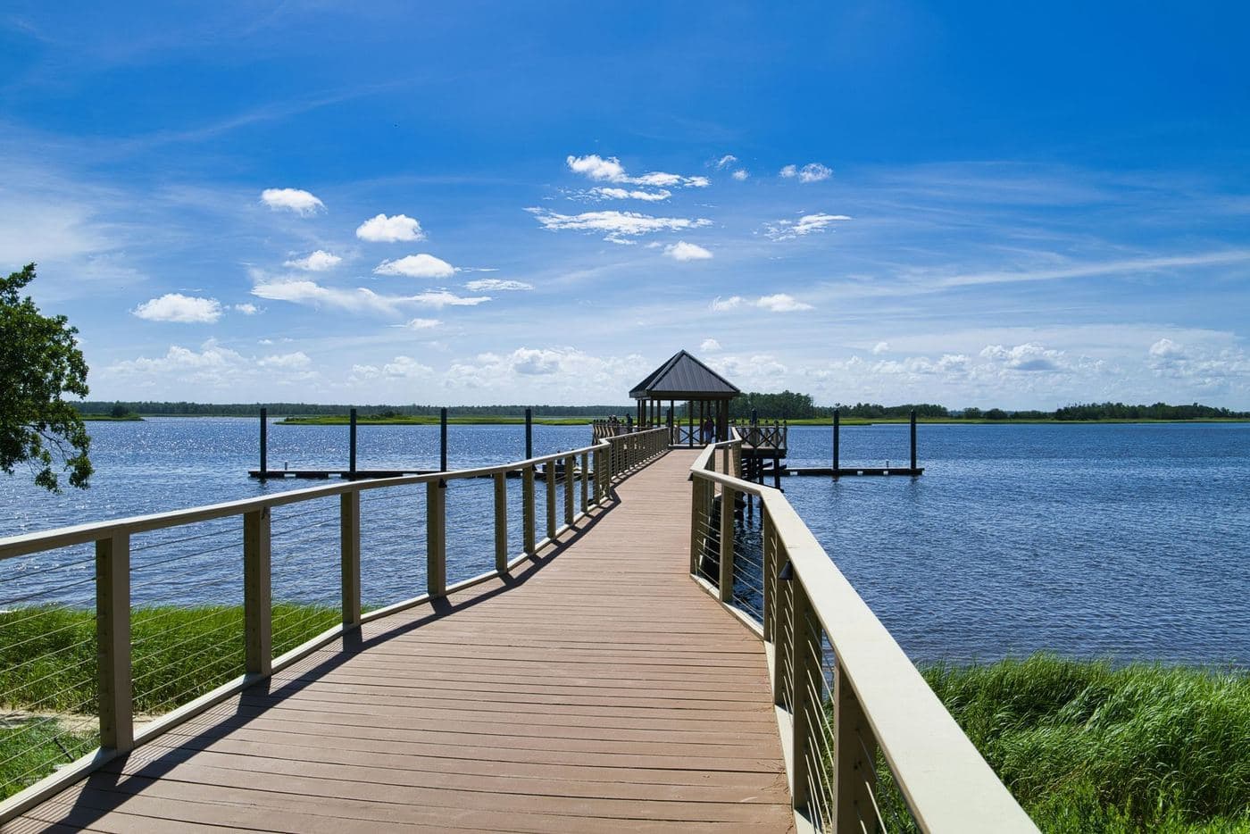 Pasarela de muelle construida por Mariner sobre aguas abiertas