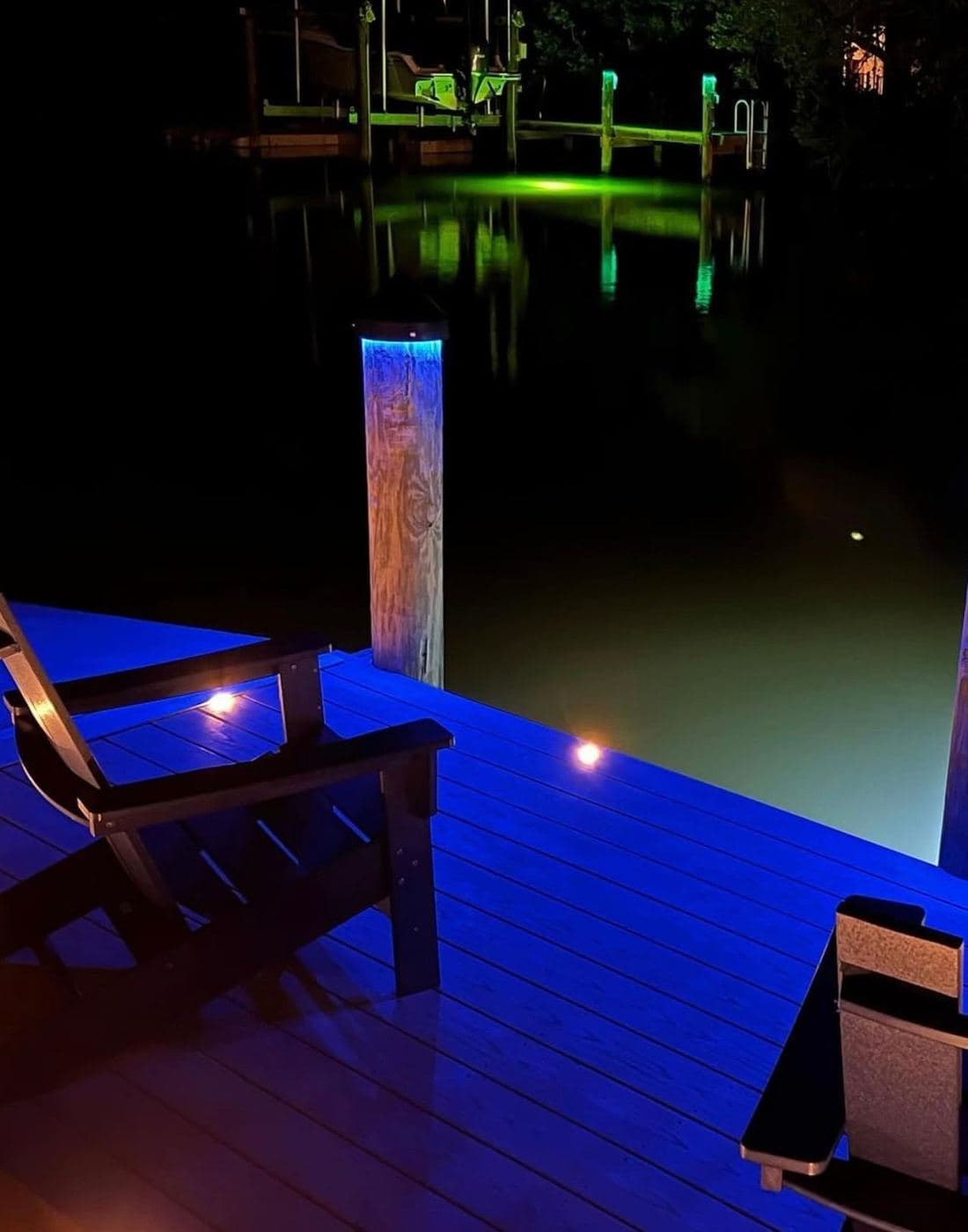Iluminación LED azul y verde en un muelle construido por Mariner de noche