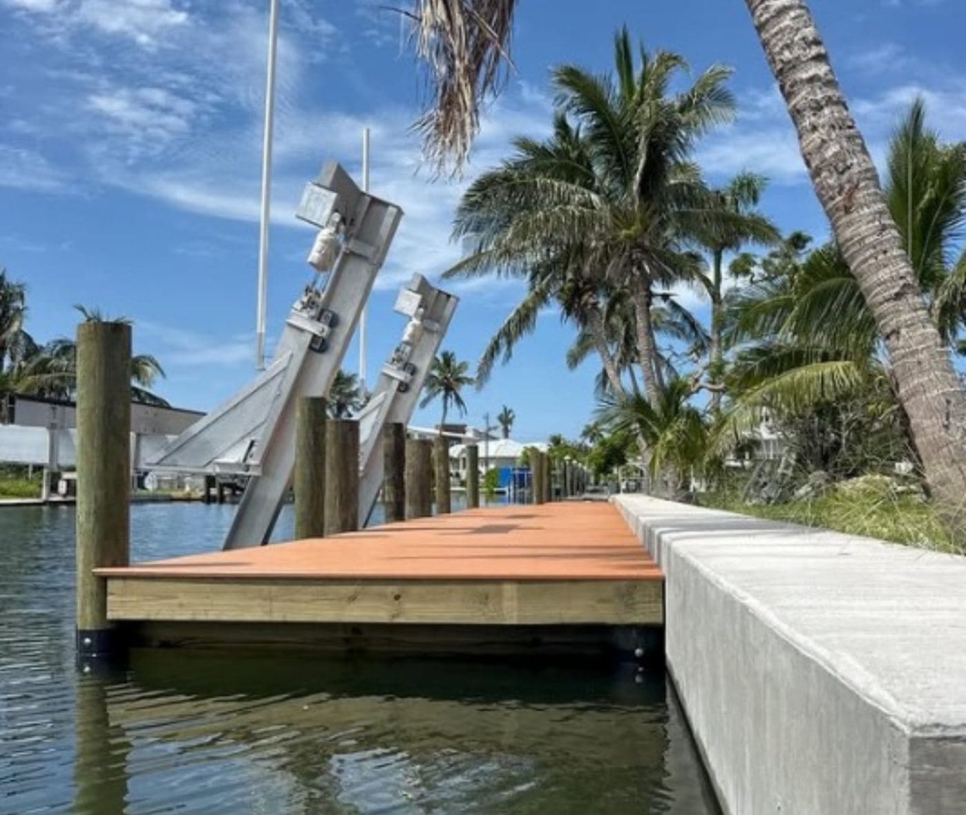 Muelle de material compuesto con elevador de lancha construido por Mariner